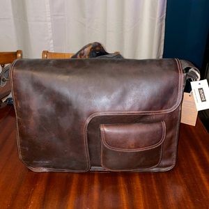 Wilson’s Leather Vintage Style Genuine Leather Saddle/Messenger Bag